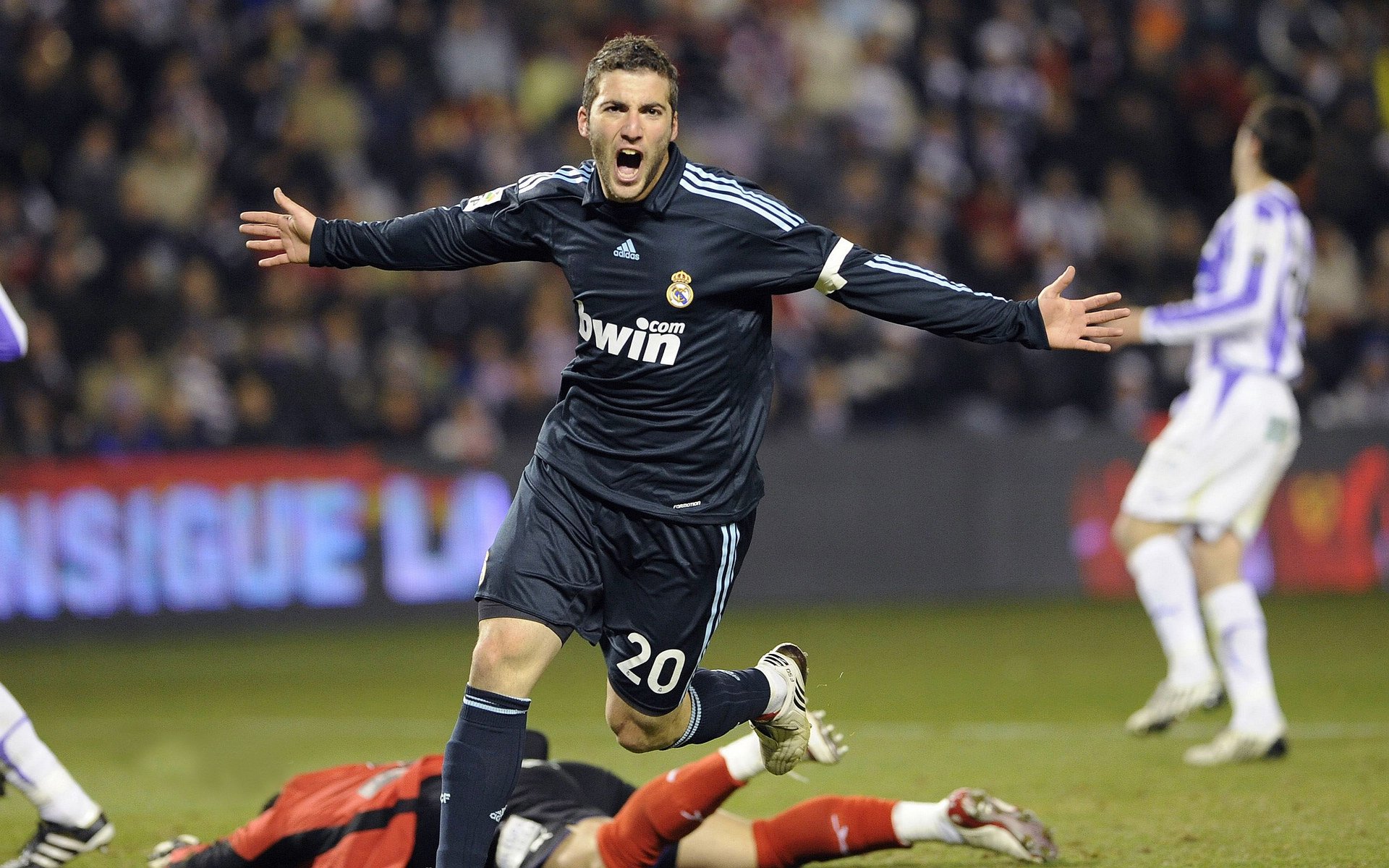 弗赖堡主场击败实力劲旅,展现强大战斗力,弗赖堡主场球衣